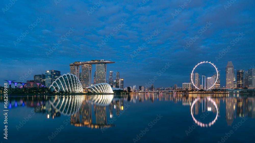 新加坡商业区天际线全景和新加坡滨海湾摩天大楼之夜，新加坡