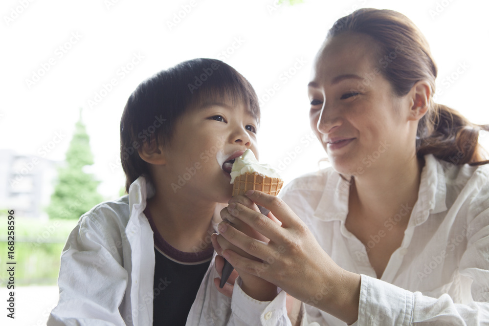 父母和孩子在公园吃冰淇淋