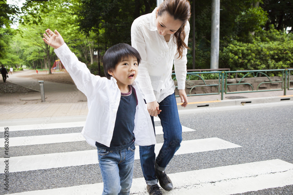 妈妈和孩子穿过人行道