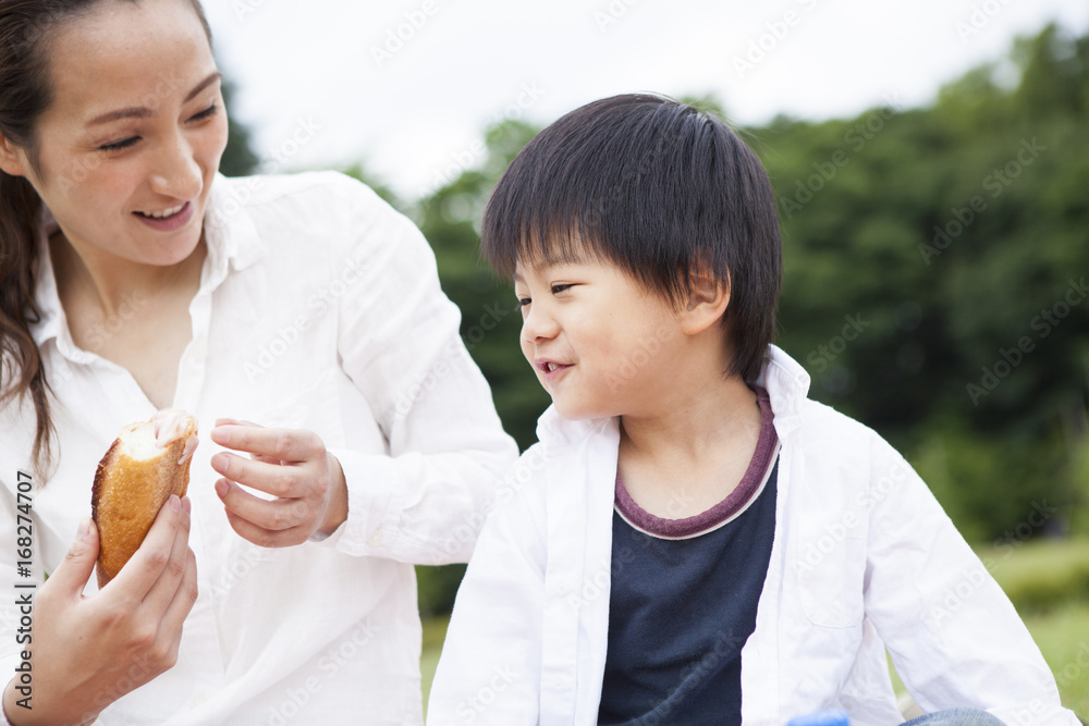 妈妈和儿子正在美味地吃面包