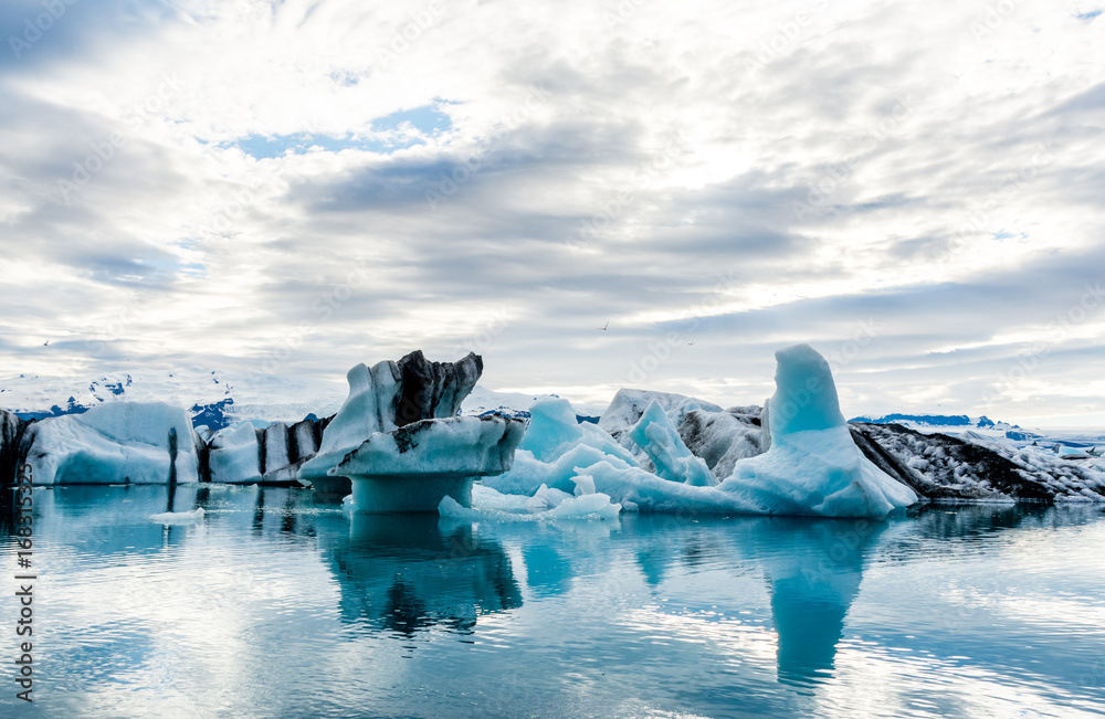 冰岛Jokulsarlon冰川湖中漂浮的冰山