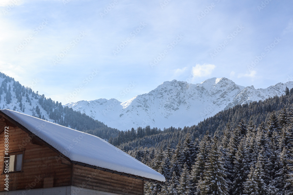 奥地利斯塔拜阿尔卑斯山冬季有雪的木屋和山脉全景