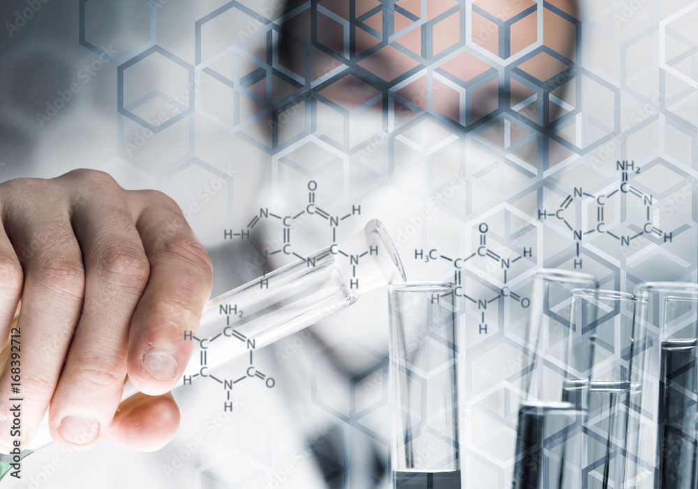 青年科学家在临床实验室玻璃烧瓶中混合试剂