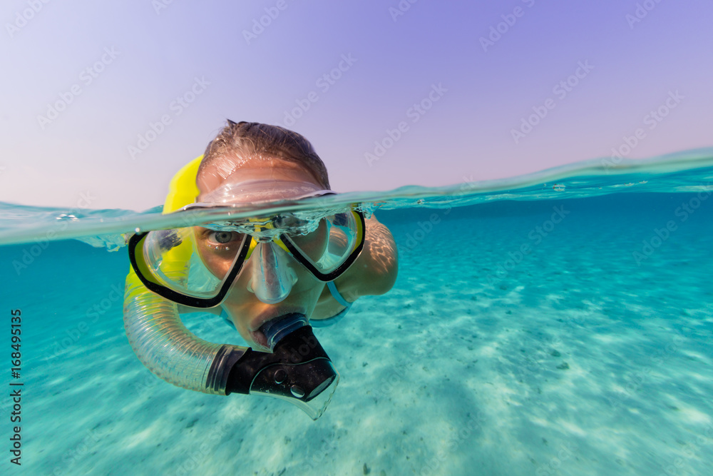 浮潜女子探索美丽的海洋生物