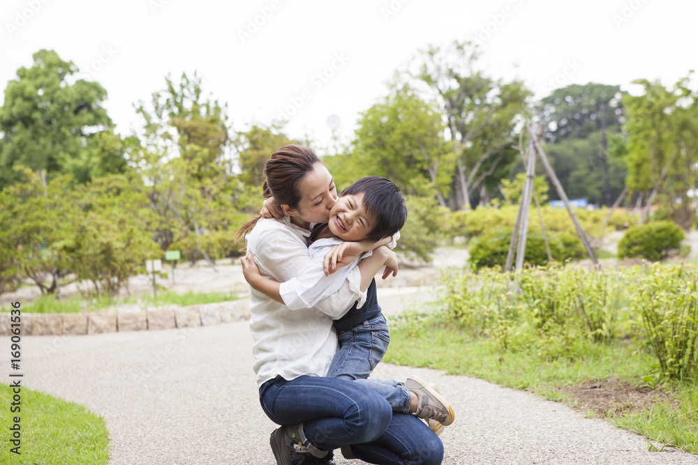 母子拥抱亲吻