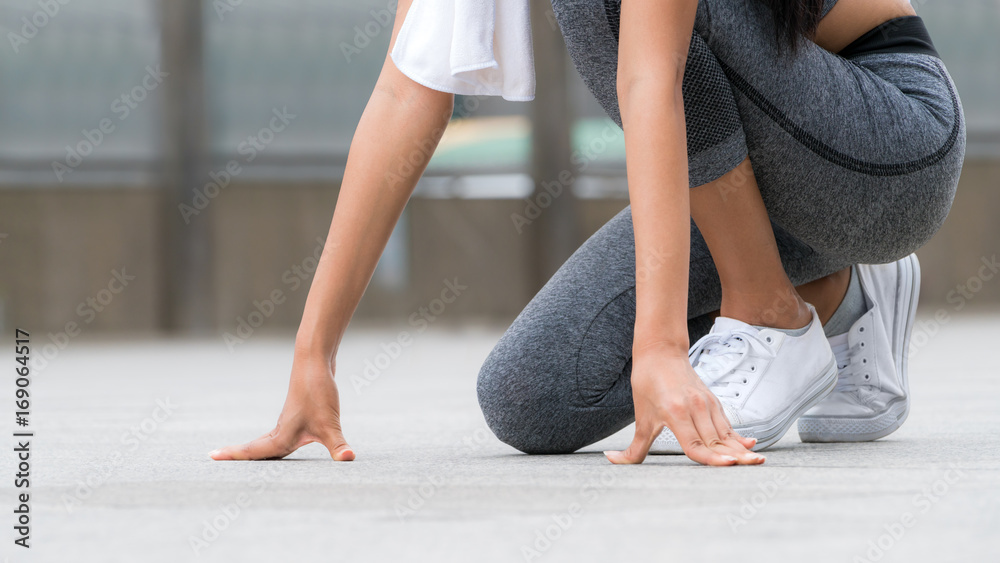 处于起跑位置的女子跑步者