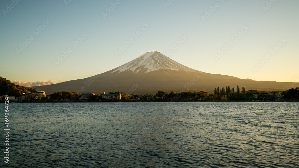 落日余晖中的富士山，日本。