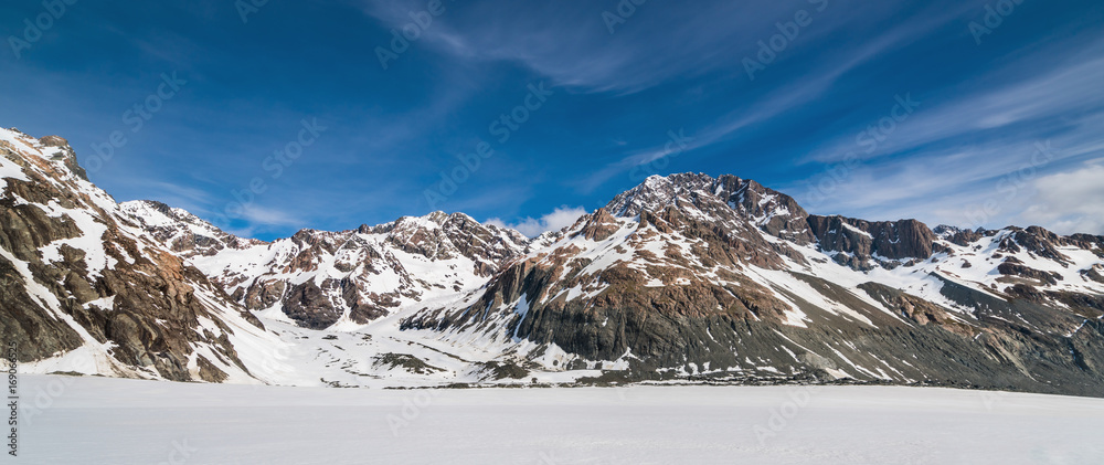 雪山背景的冬季景观。