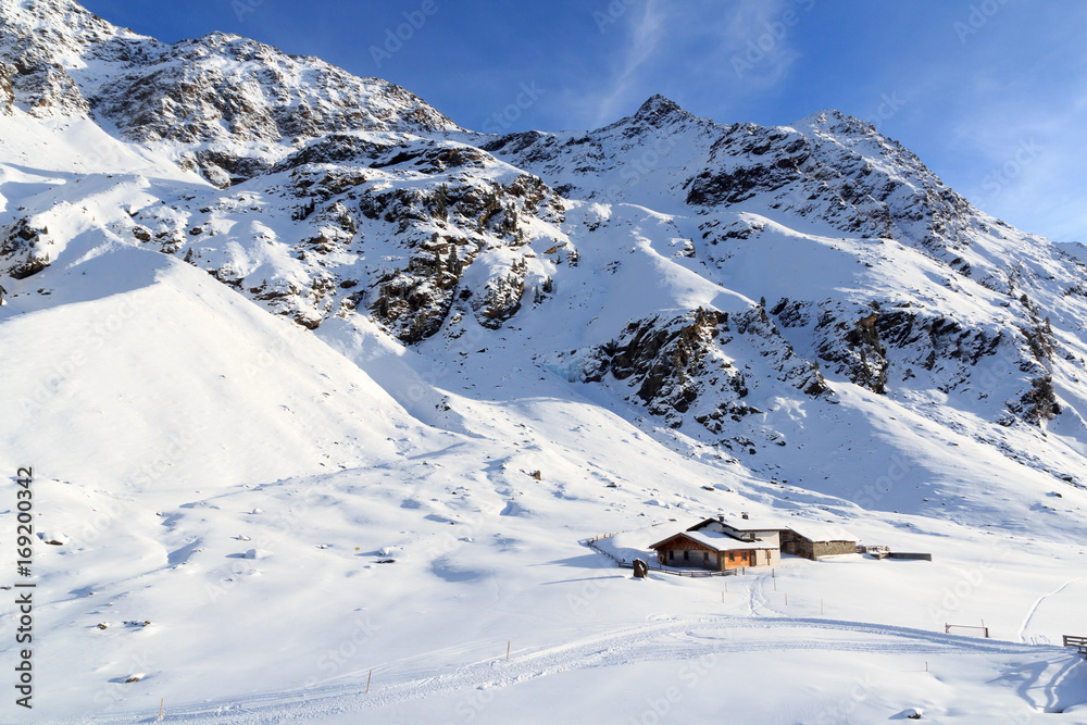 奥地利斯塔拜阿尔卑斯山冬季积雪的阿尔卑斯小屋和山脉全景