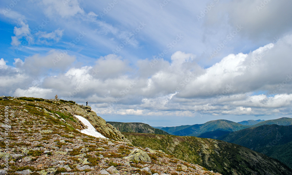 夏季山地景观。俄罗斯贝加尔湖的山丘和草地景观