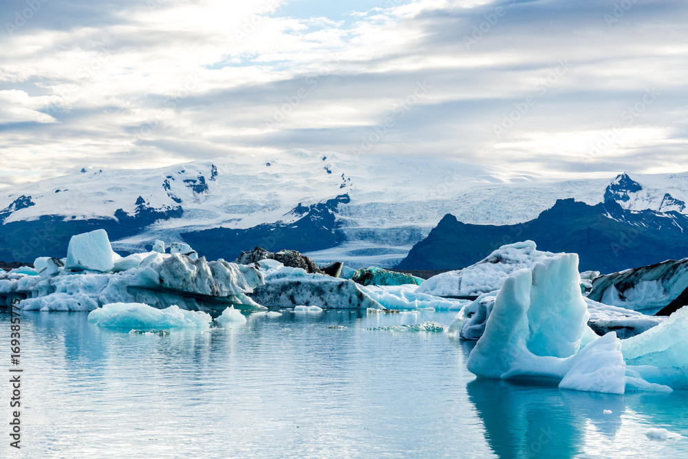 冰岛Jokulsarlon冰川湖中漂浮的冰山