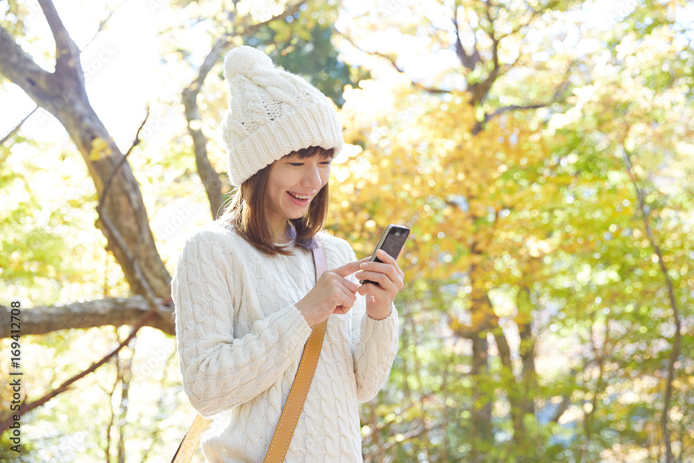 女性　スマートフォン