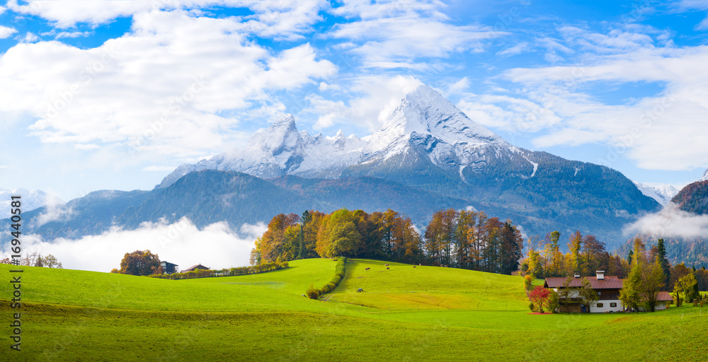 德国巴伐利亚州Berchtesgaden，田园风光，色彩缤纷的树木，白雪皑皑的山峰