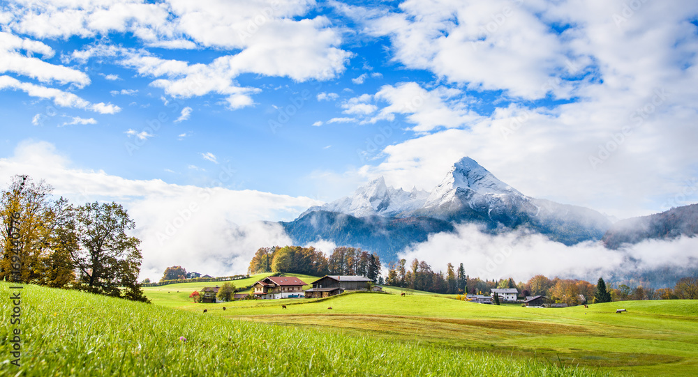 德国巴伐利亚州Berchtesgaden，田园风光，色彩缤纷的树木，白雪皑皑的山峰