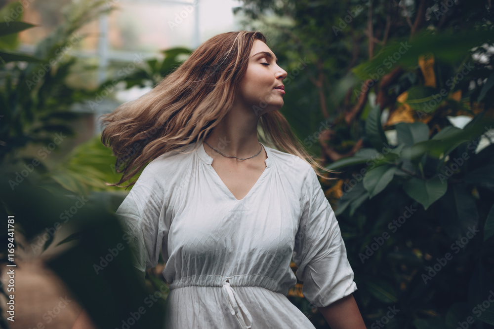 站在花园中心的年轻女人