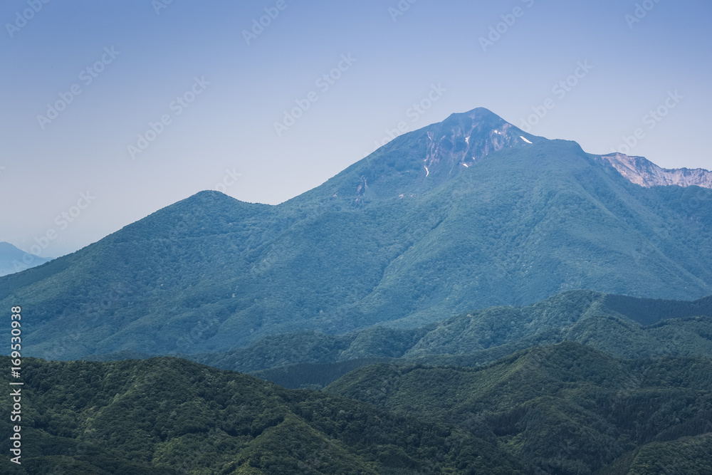 万代山在夏季。日本100座名山之一。