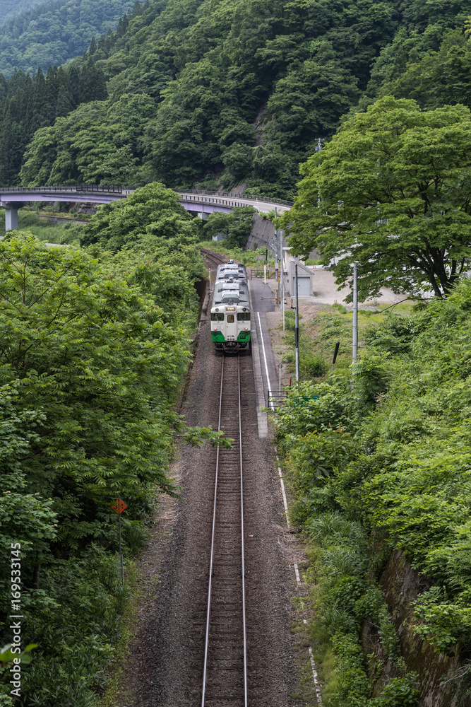 福岛县夏季多山铁路线。