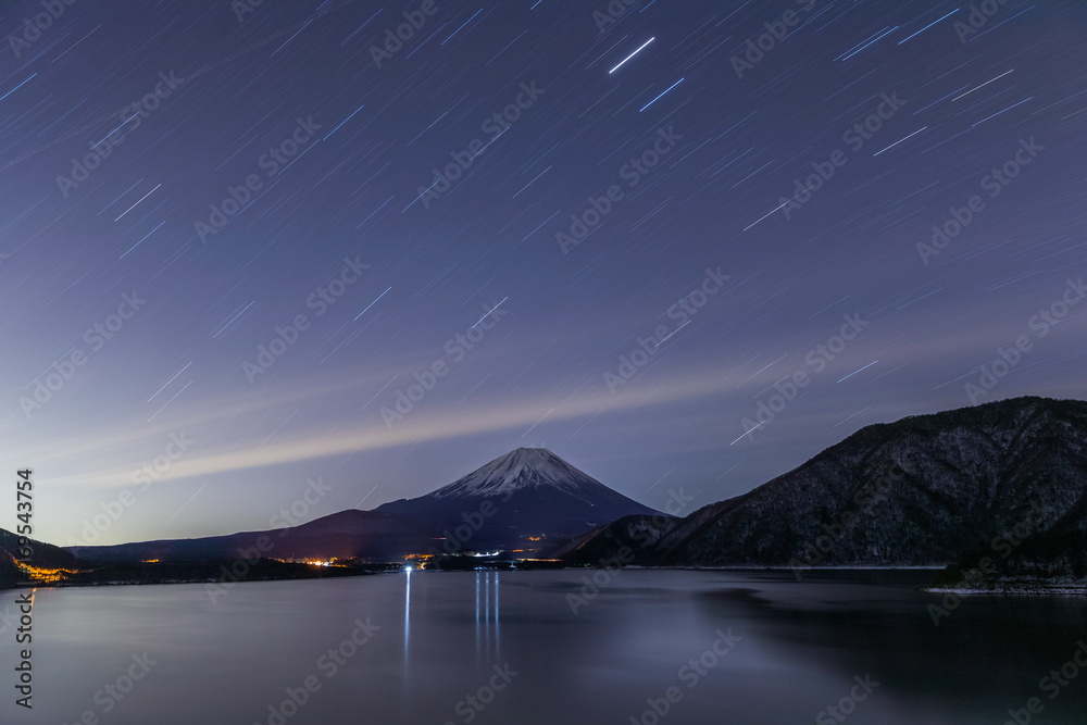 冬季夜间的本须湖和富士山。本须湖是富士山脉的最西端。