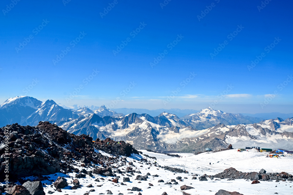 冬季晴朗的日子里，雪覆盖了埃尔布鲁斯山脉