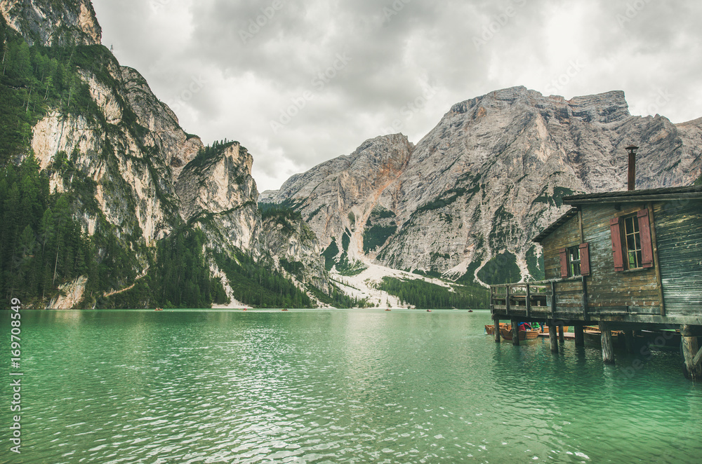 Fanes Sennes Braies自然公园的Lago di Braies或Pragser Wildsee。有清澈翡翠的山湖