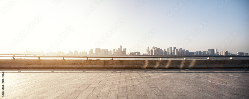 具有现代城市景观的空大理石地板