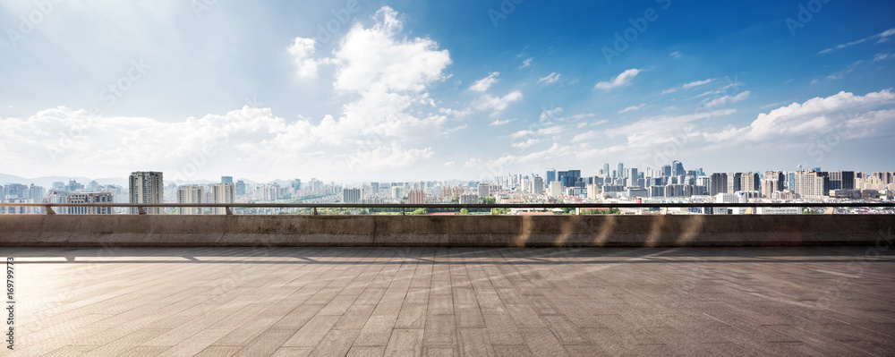 具有现代城市景观的空大理石地板