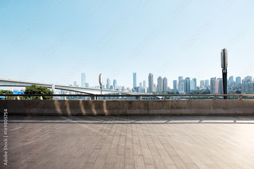 具有现代城市景观的空大理石地板