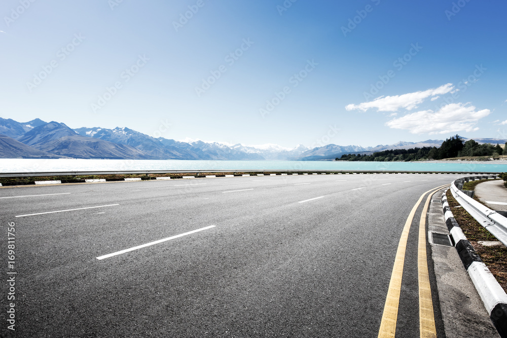 空旷的道路，蓝天下美丽的湖泊