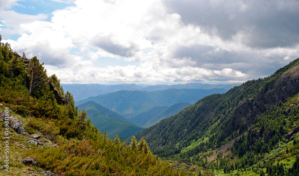 夏季山地景观。俄罗斯贝加尔湖的山丘和草地景观