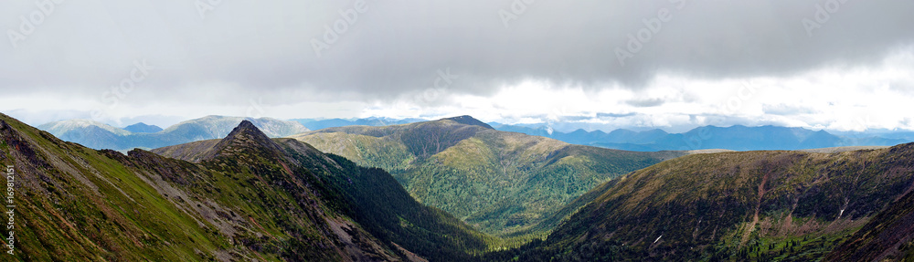 贝加尔湖附近岩石海岸和山脉全景