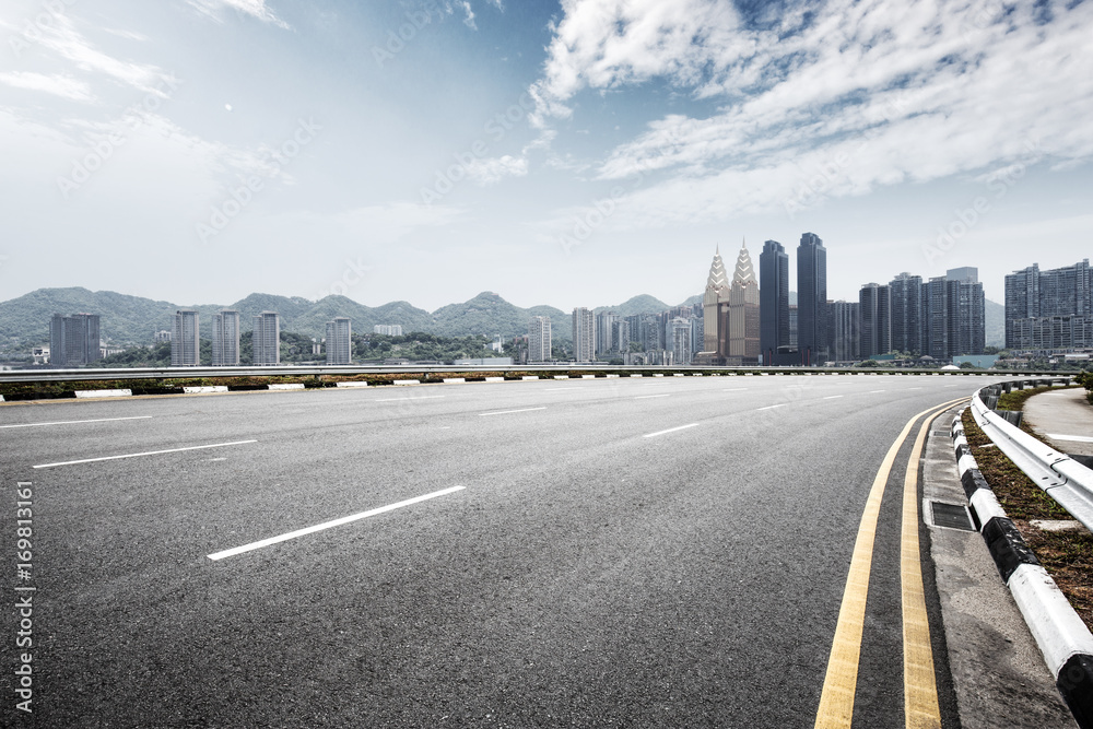 空旷的道路，蓝天下的现代城市景观