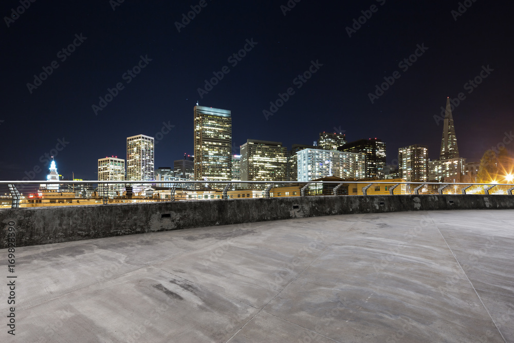 空旷的水泥路，夜晚现代城市的城市景观