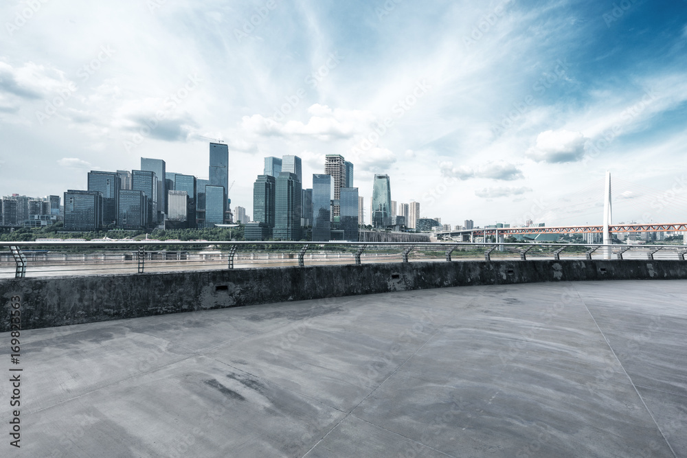 空旷的水泥路，蓝天下的现代城市景观