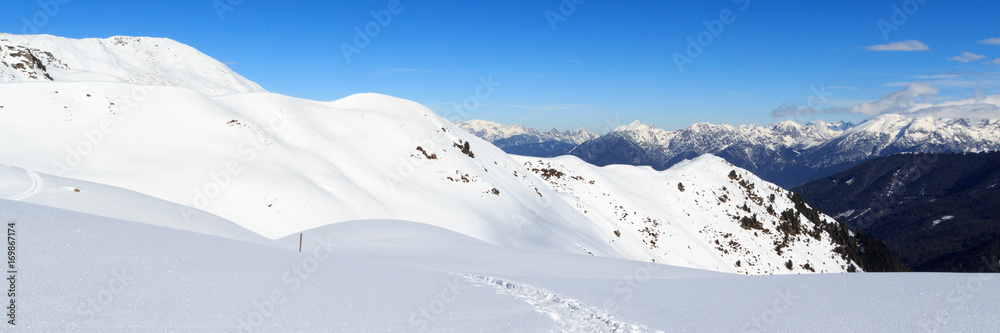 奥地利斯塔拜阿尔卑斯山冬季有雪和雪鞋小径的山脉全景