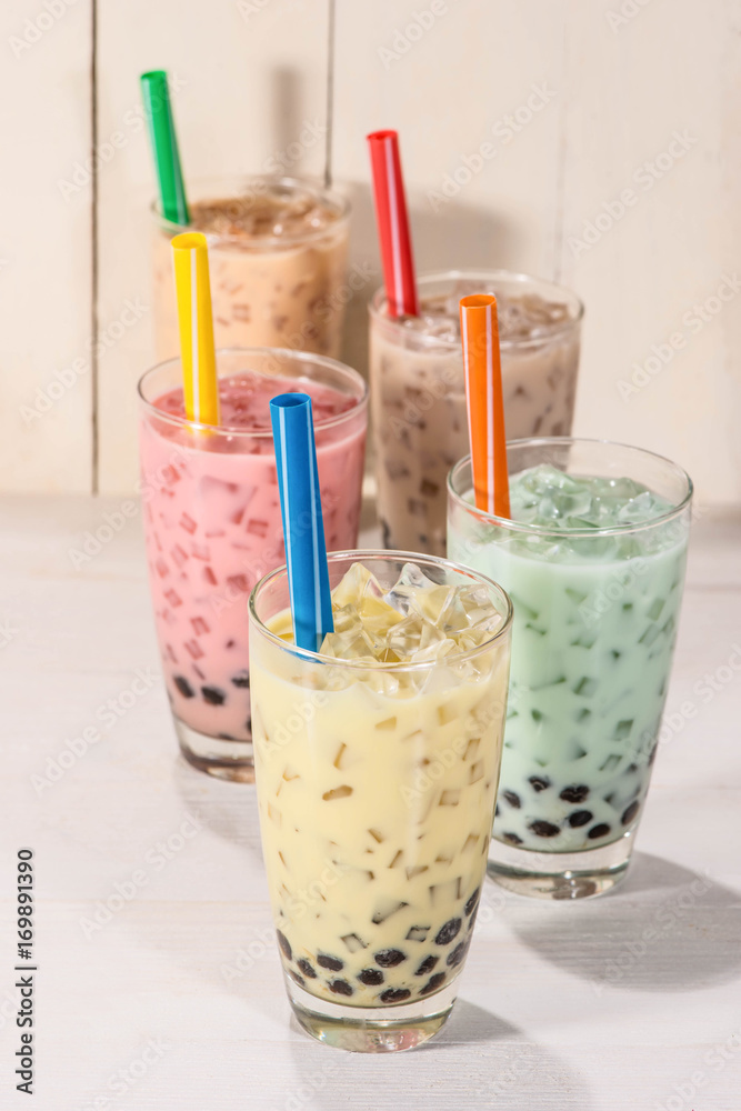 Boba/泡泡茶。木桌上有珍珠的自制各种奶茶。