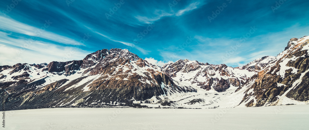 雪山背景的冬季景观。