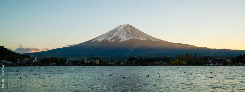 落日余晖中的富士山，日本。