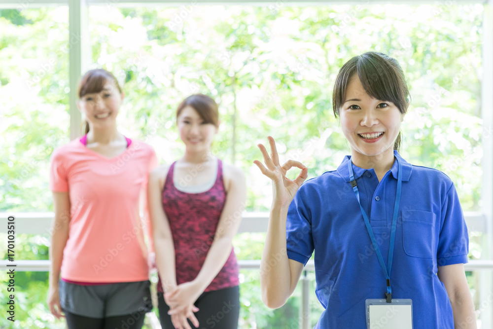 体育馆里有魅力的亚洲女人