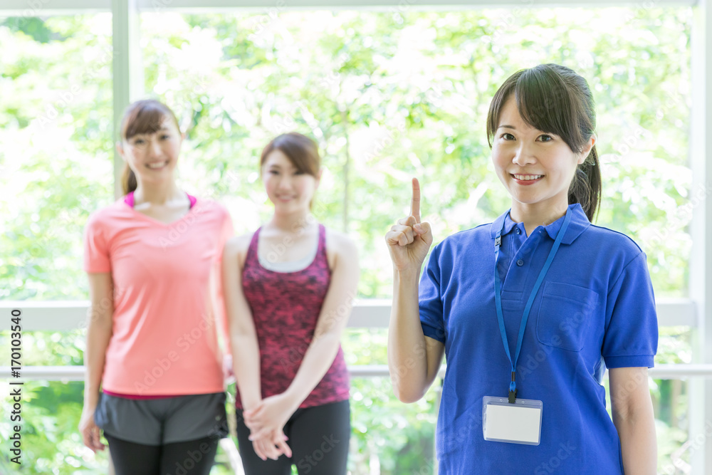 体育馆里有魅力的亚洲女人