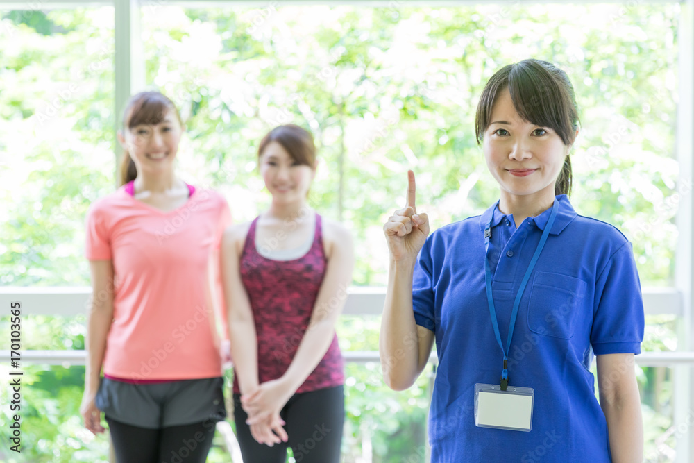 体育馆里有魅力的亚洲女人