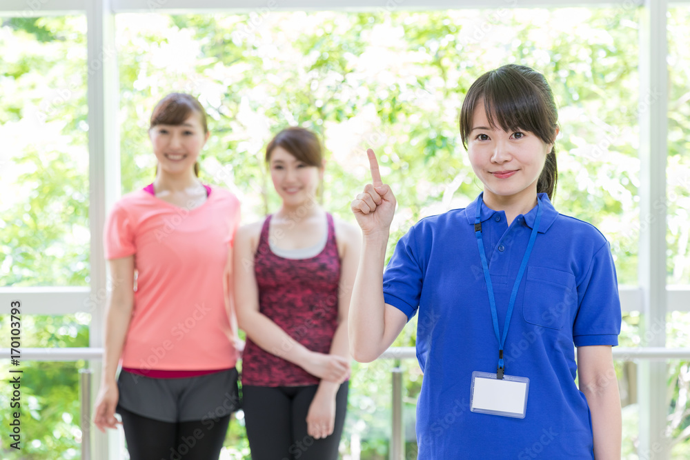 体育馆里有魅力的亚洲女人