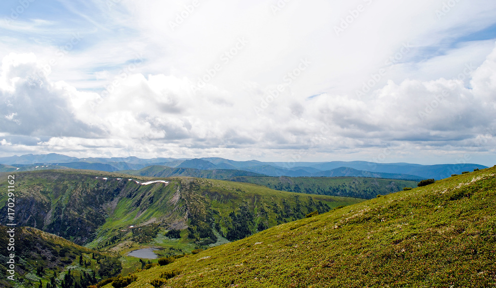 夏季山地景观。俄罗斯贝加尔湖的山丘和草地景观