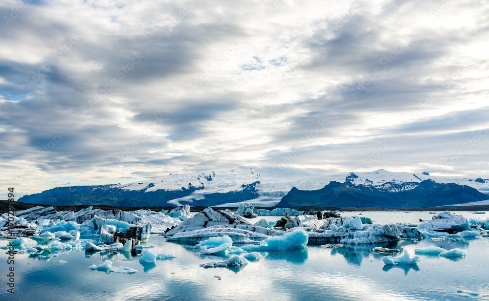 冰岛Jokulsarlon冰川湖中漂浮的冰山