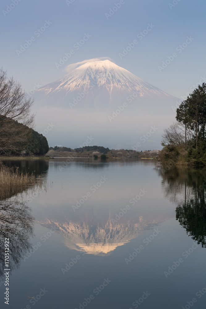 晚春时节的富士山和谷木湖