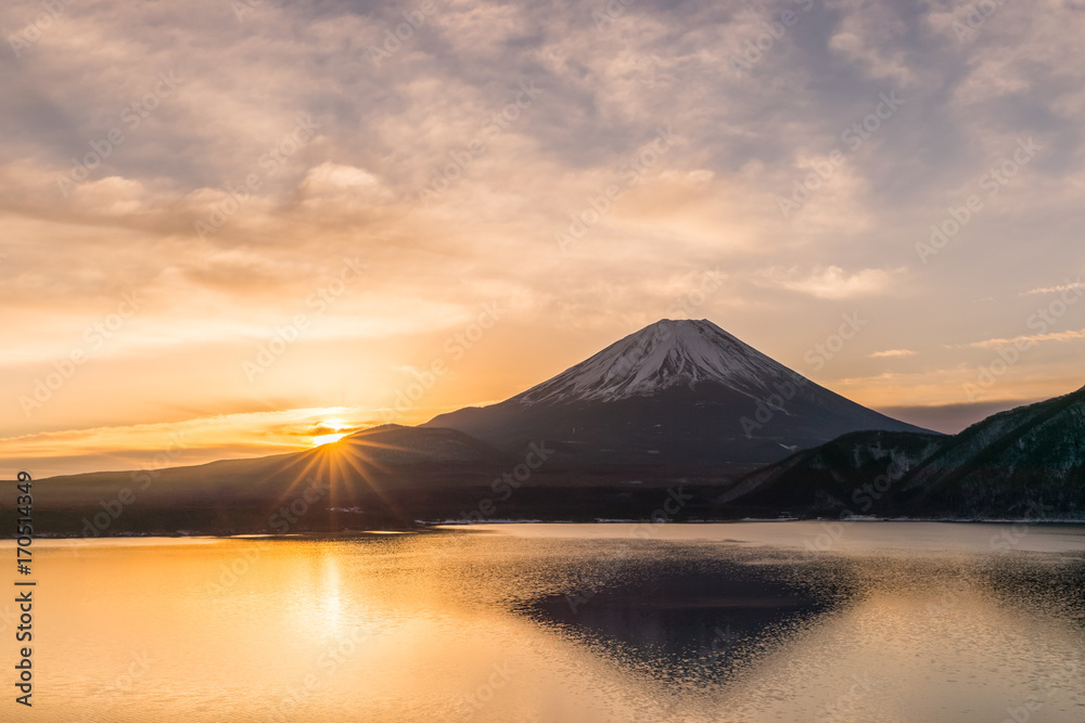 冬季清晨的本须湖和富士山。本须湖是最西端