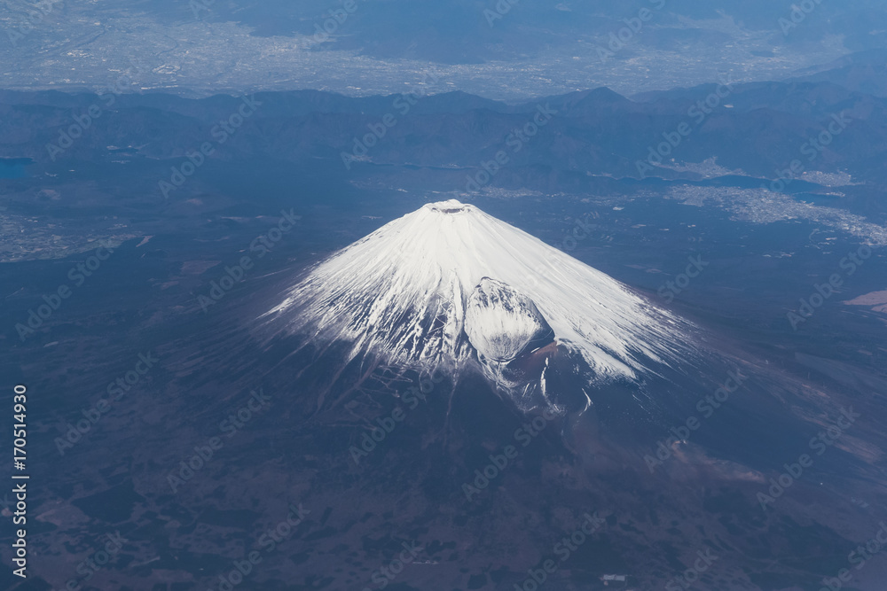 冬季有雪的富士山顶，从东京起飞后在飞机上拍摄