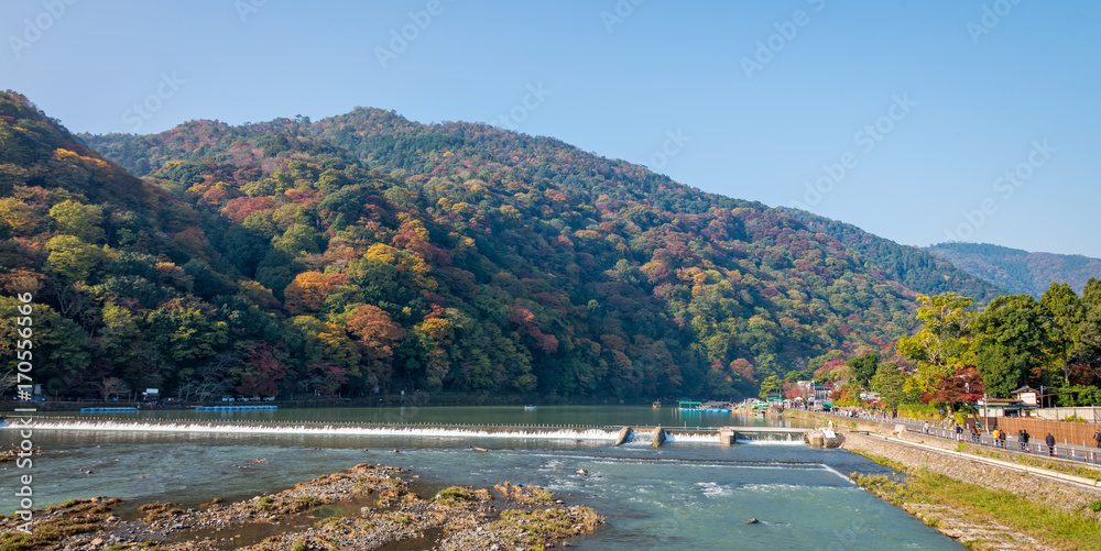 日本京都，秋高气爽的荒山和鹤津河。