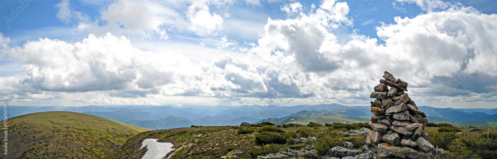 贝加尔湖附近岩石海岸和山脉全景