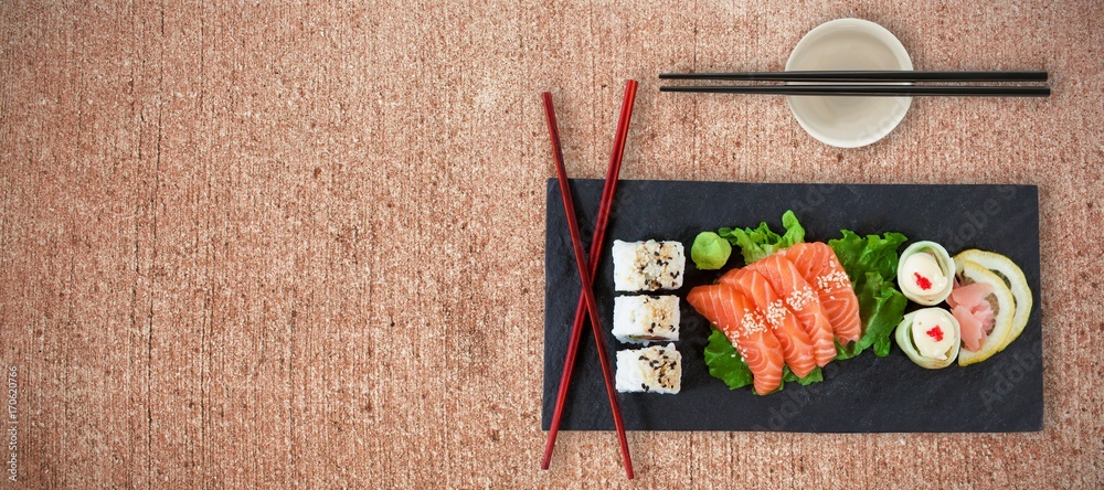 用筷子特写日本食物的合成图像