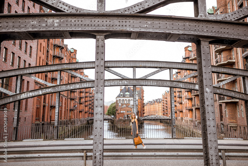 德国汉堡历史悠久的仓库区Speicherstadt，一座美丽的铁桥，与一位女士同行